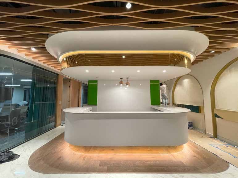 Barra curva iluminada bajo plafón reticulado de madera