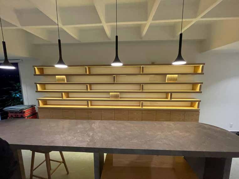 Barra con repisas iluminadas de madera