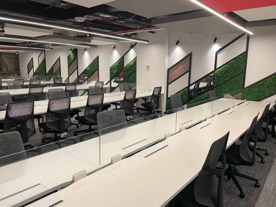 Área de trabajo abierta con mesas corridas