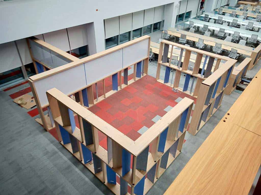 Área de trabajo abierta con libreros divisorios a medida