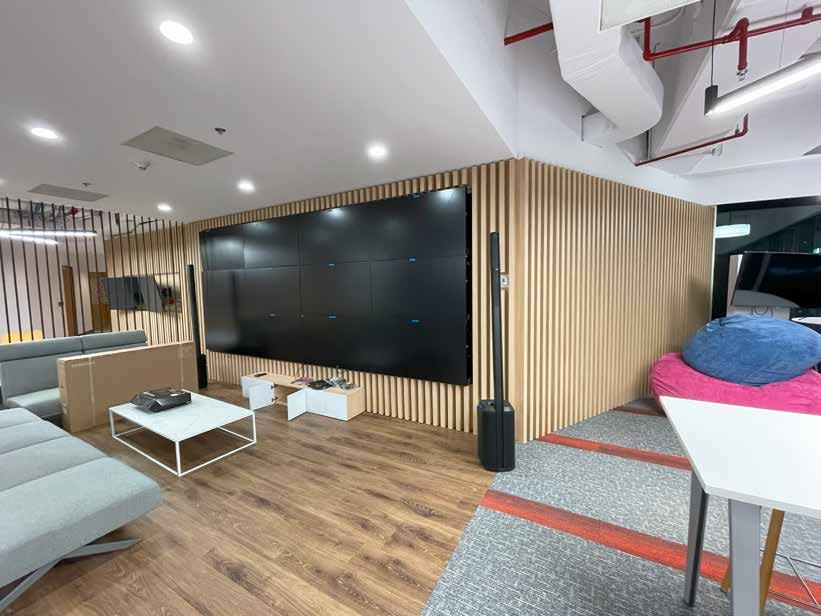 Sala de estar con pantalla y lambrín de listones