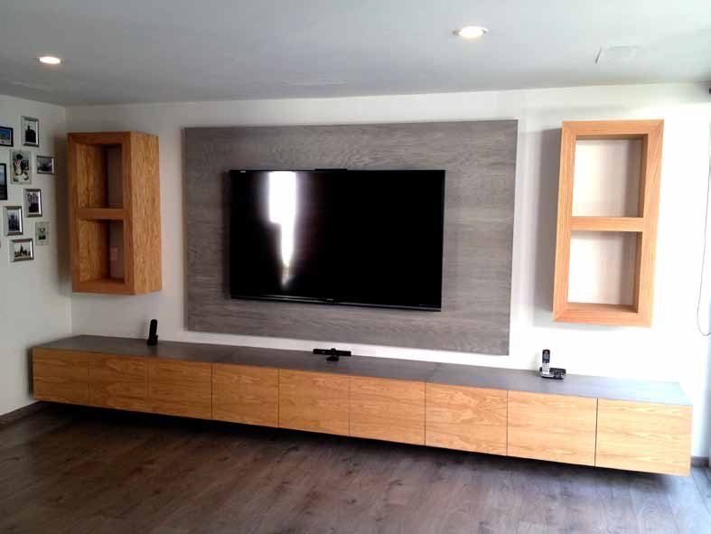 Centro de entretenimiento residencial con mueble flotante de madera y muro de pantalla